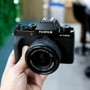 Fujifilm X-T200 + lens kit xc 15-45mm (Likenew)