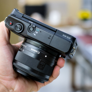 Canon EOS M10 kèm kit 15-45mm - mới 96% Canon EOS M10 kèm kit 15-45mm - mới 96%