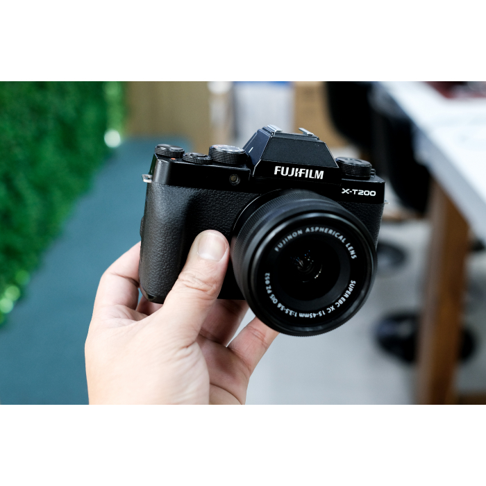 Fujifilm X-T200 + lens kit xc 15-45mm (Likenew)