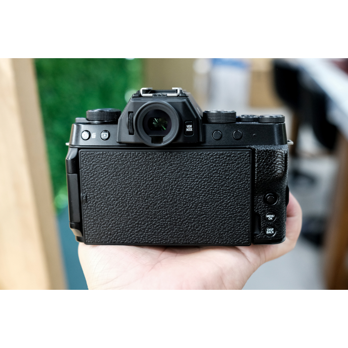 Fujifilm X-T200 + lens kit xc 15-45mm (Likenew)